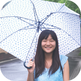 傘を差した笑顔の女性
